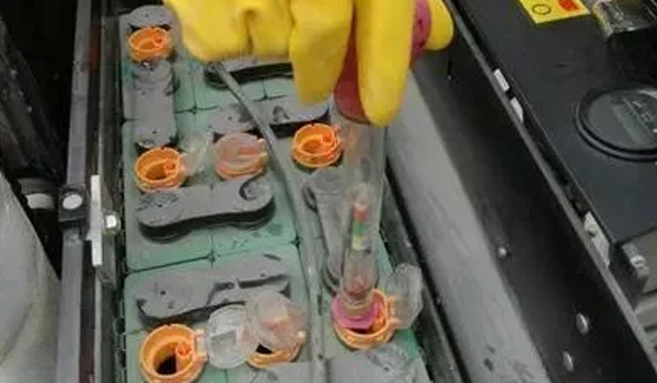 90%的人竟然不知道，，叉车蓄电池要加水？